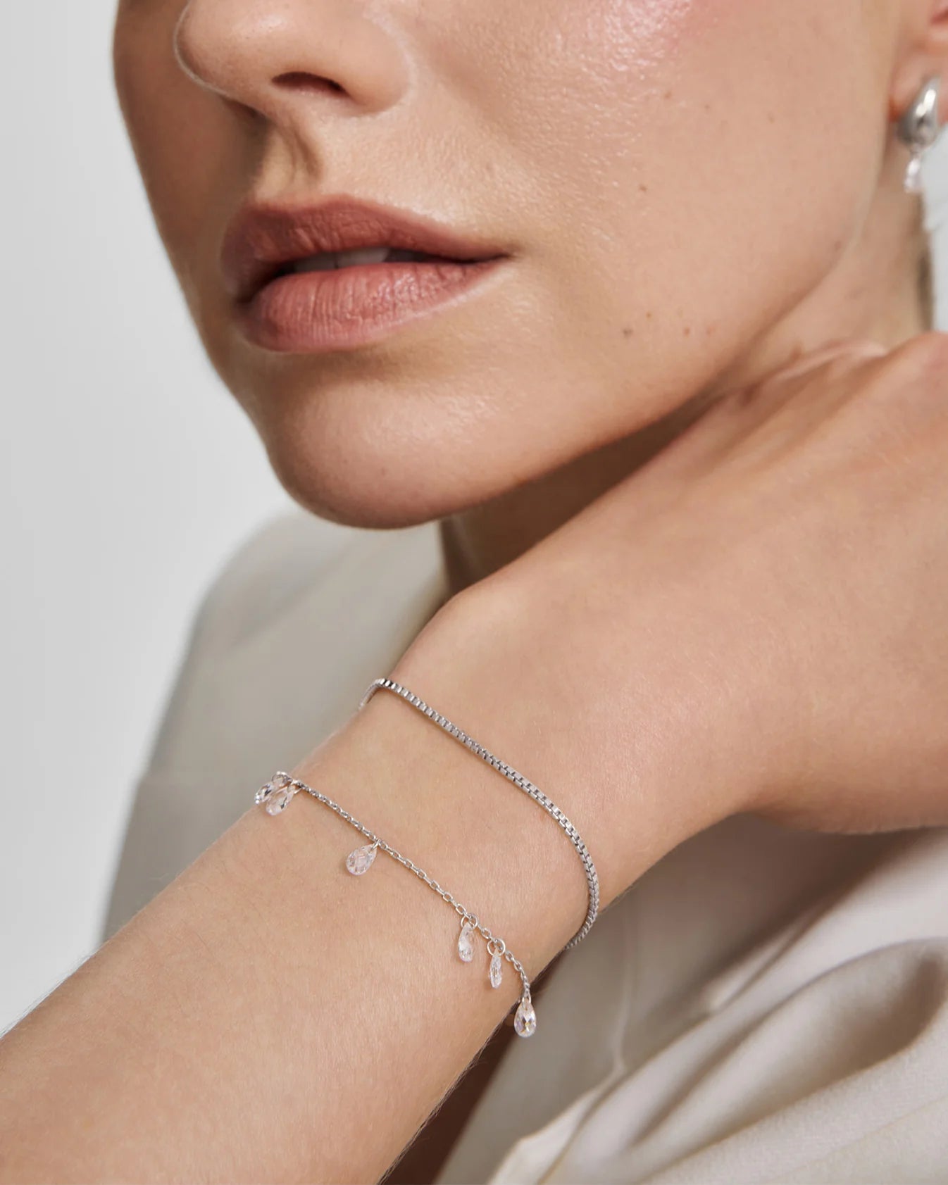 Ania Haie Fluid Light Silver Ethereal Teardrop Dangle Station Bracelet B078-01H