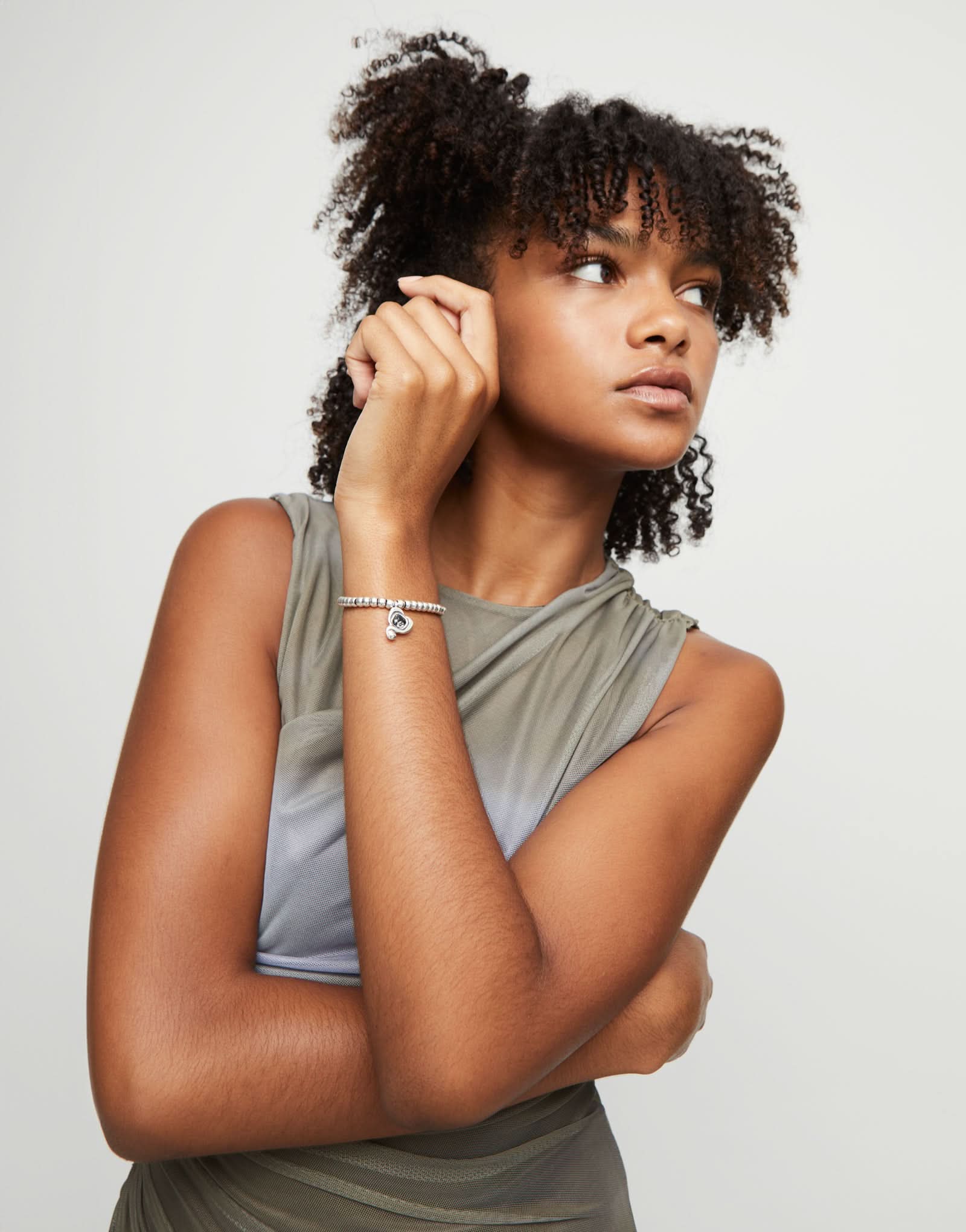 Chic and contemporary Sterling Silver Plated Ser Expresiva Black Bracelet PUL2514NGRMTL0, an exquisite piece that conveys emotions through its vibrant style.
