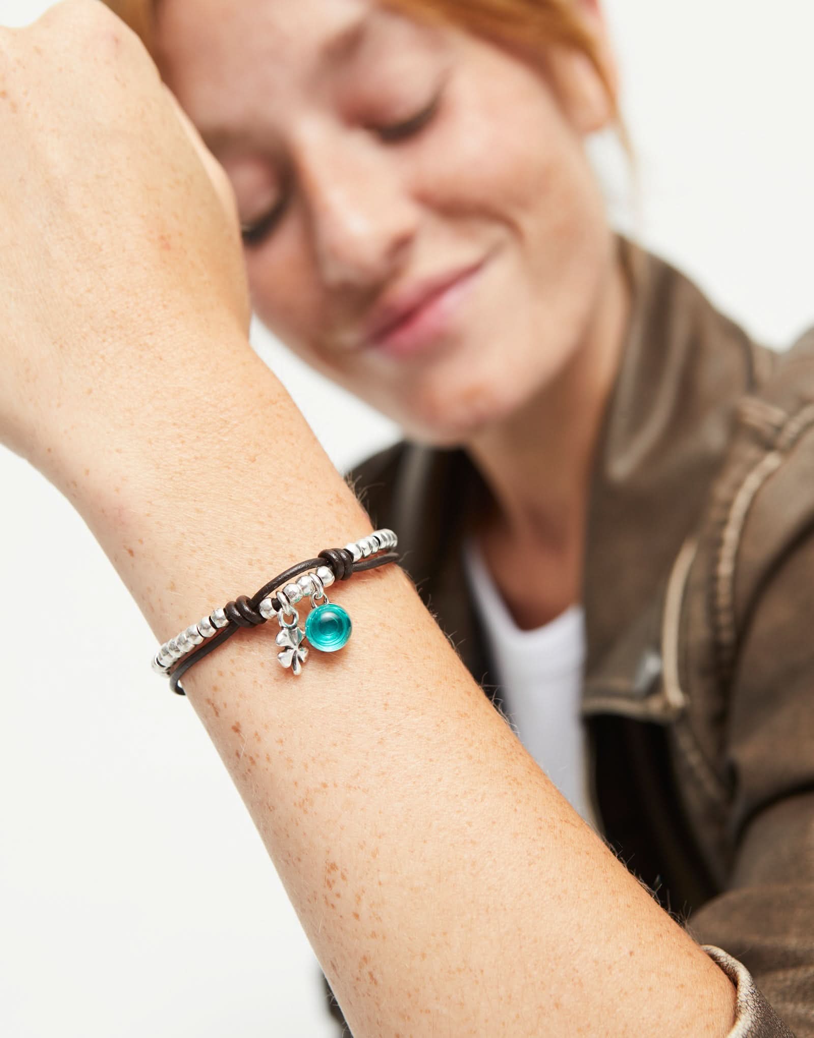 Fashionable Sterling Silver Plated Ser Fascinante Green Bracelet PUL2529VRDMTL0, combining artisanal elegance with striking green Murano glass.