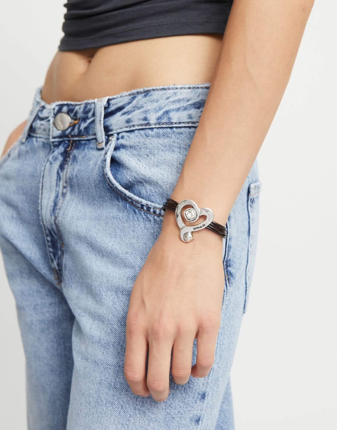 Artisan-crafted Sterling Silver Plated Ser Expresiva White Bracelet PUL2542CRSMTL0 with a luxurious leather band.