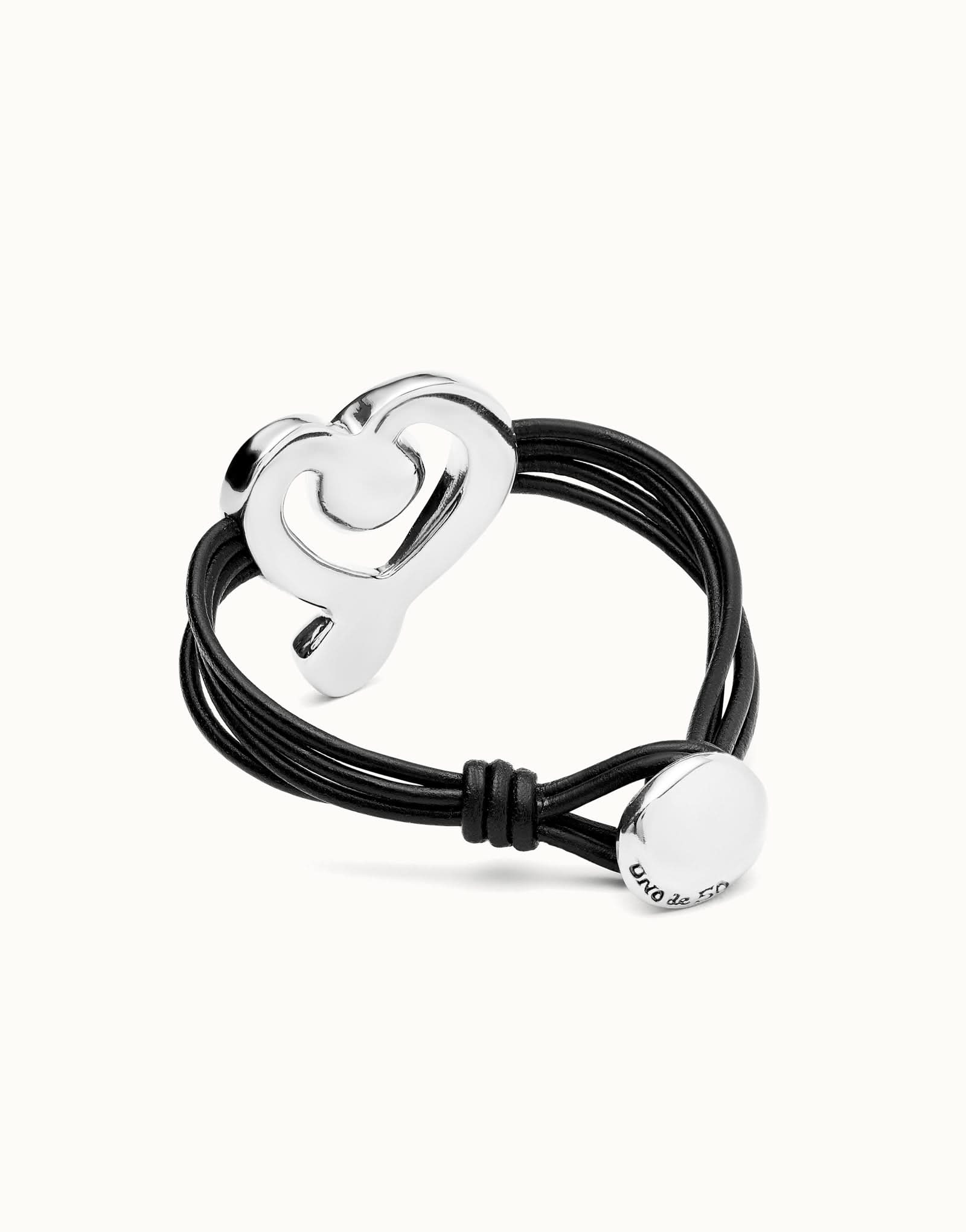 Chic view of the Sterling Silver Plated Ser Expresiva Black Bracelet PUL2542NGRMTL0 highlighting its leather and sterling silver elements, ideal for fashion enthusiasts.
