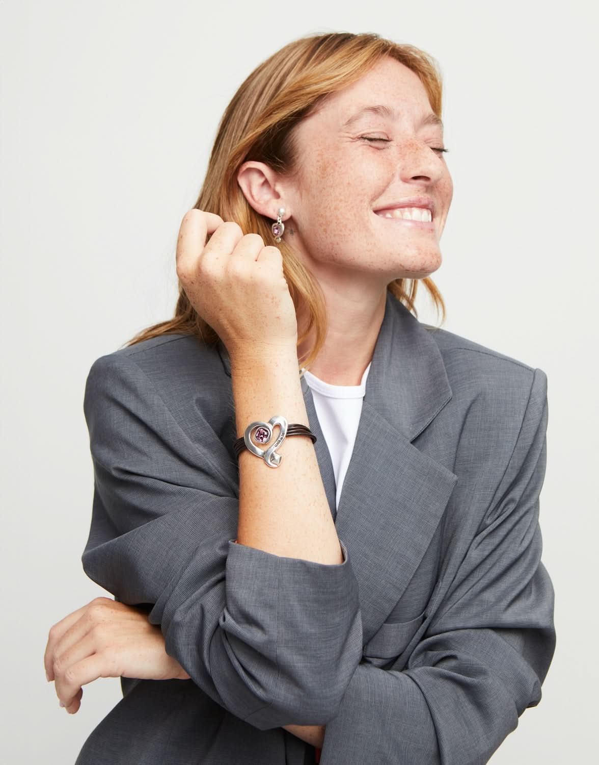 Chic lifestyle shot of the Sterling Silver Plated Ser Expresiva Pink Bracelet PUL2542RSAMTL0 emphasizing its elegance and striking charm for those who embrace originality.
