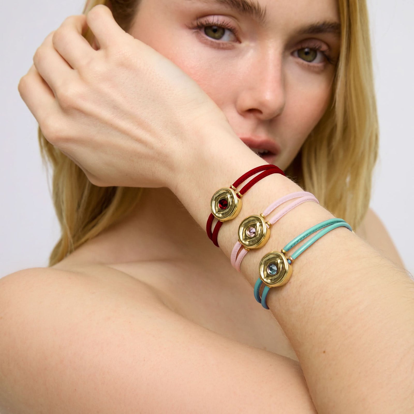 Double Red Leather Metal Alloy Eye Detail Pleated Gold 18K Crystal Bracelet PUL2601ROJORO0M