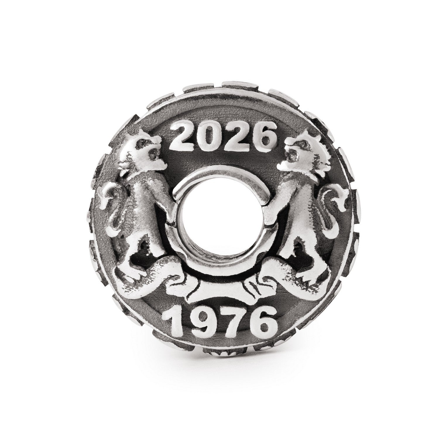 Metallic disc with '2026' and '1976' text, featuring a central circular cutout on a white background.