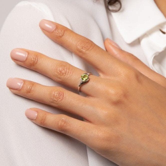 Trillion Peridot White Topaz 9ct White Gold Ring GR617G