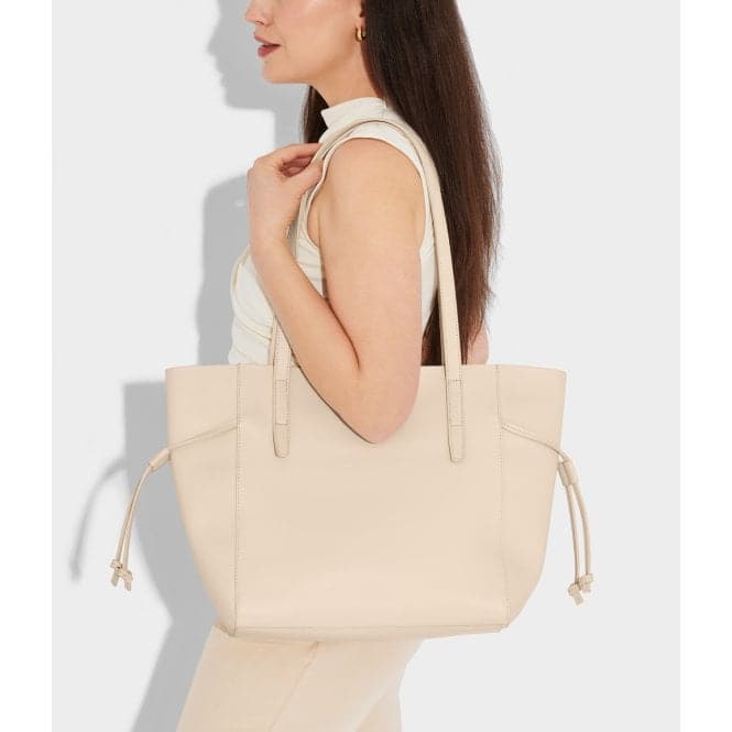 Chic & Stylish: Must-Have White Handbags for Every Occasion in the UK - Acotis Jewellery