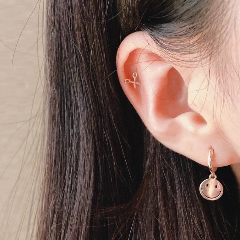Smile huggie one touch earrings-4