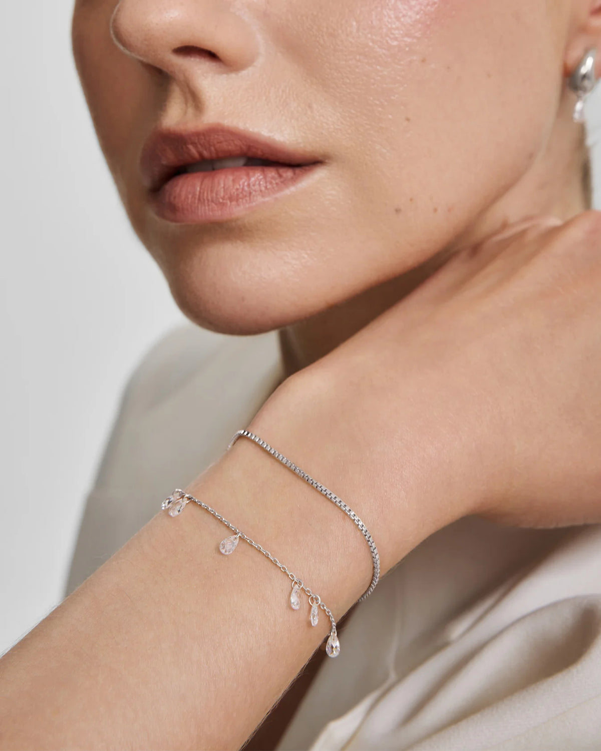 Ania Haie Fluid Light Silver Ethereal Teardrop Dangle Station Bracelet B078-01H