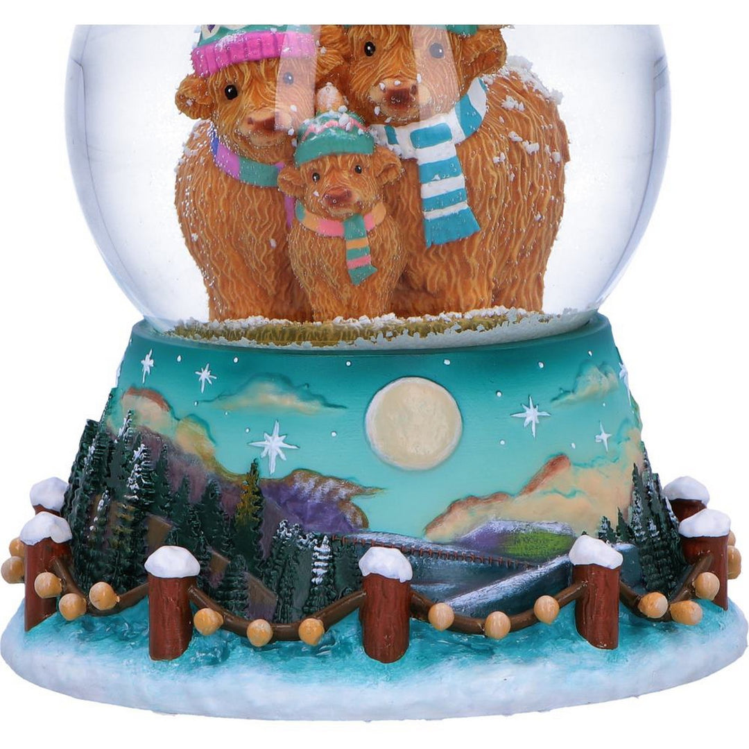 Winter Highland Cow Snow Globe 13.7cm B7649B26