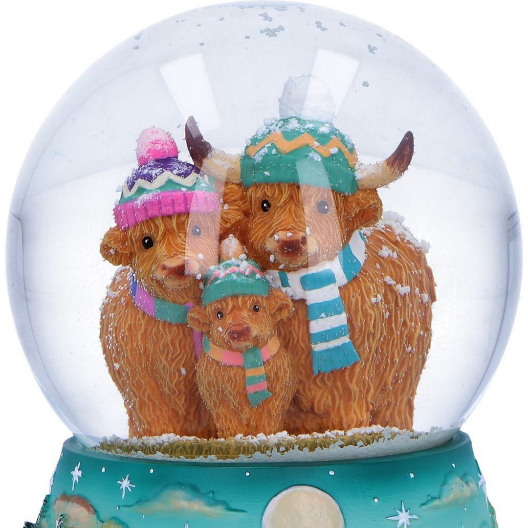 Winter Highland Cow Snow Globe 13.7cm B7649B26