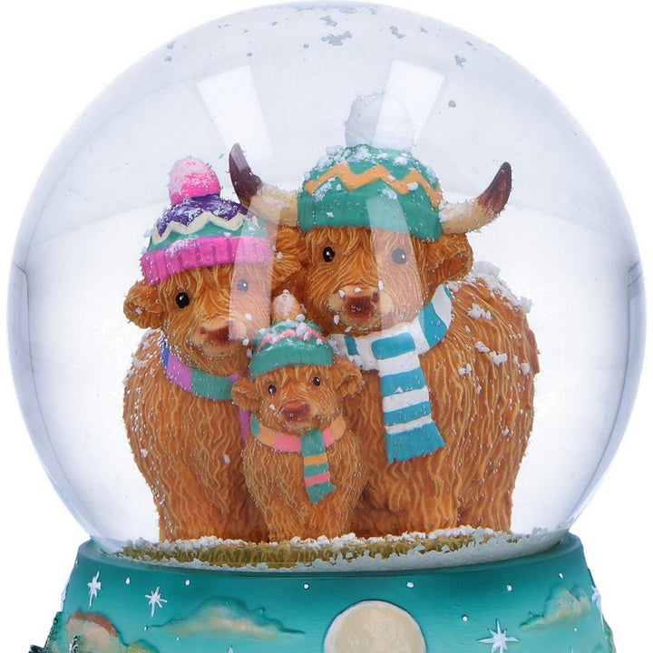 Winter Highland Cow Snow Globe 13.7cm B7649B26