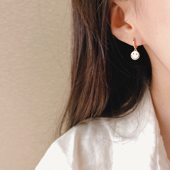 Smile huggie one touch earrings-2