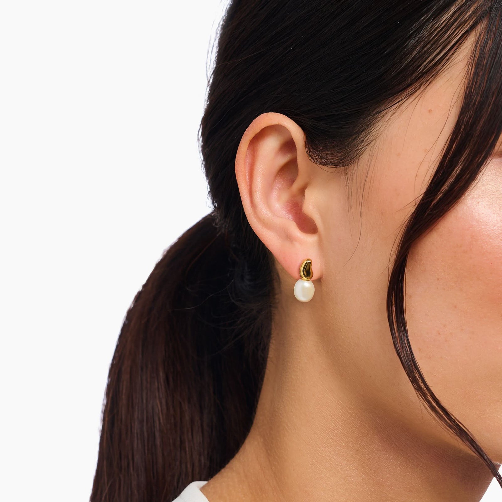 Natural Beauty Gold Plated Freshwater Pearl Ear Studs H2320-430-14