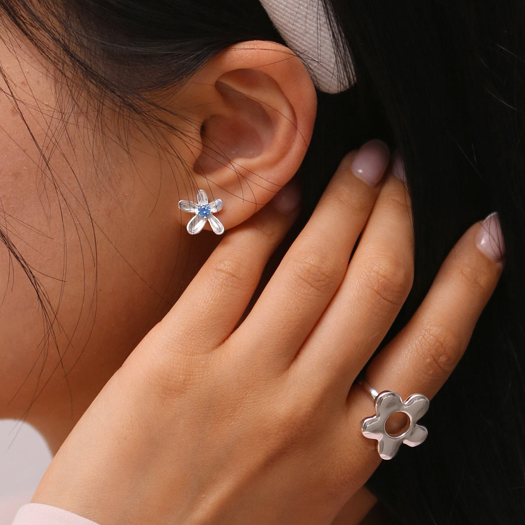 Blue daisy earrings-1