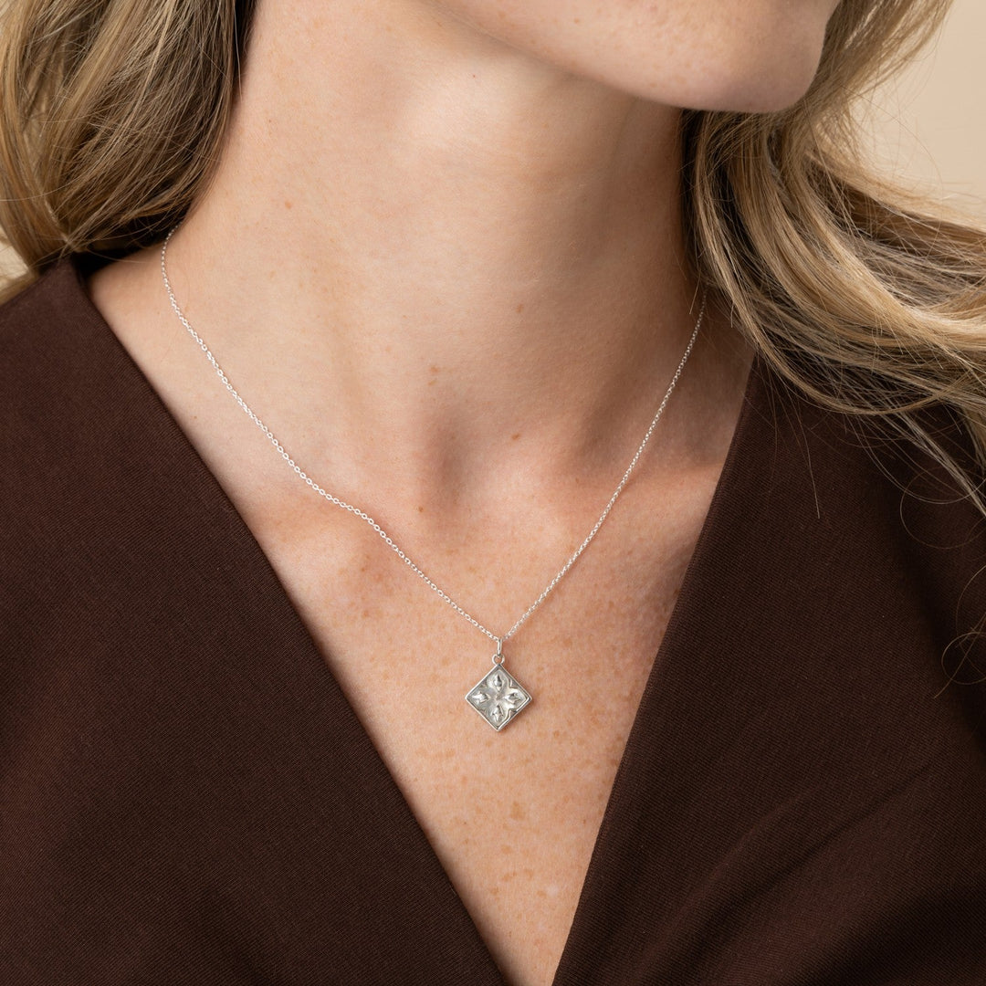 Laura Ashley Mr Jones Mother of Pearl Inlay Necklace N4800