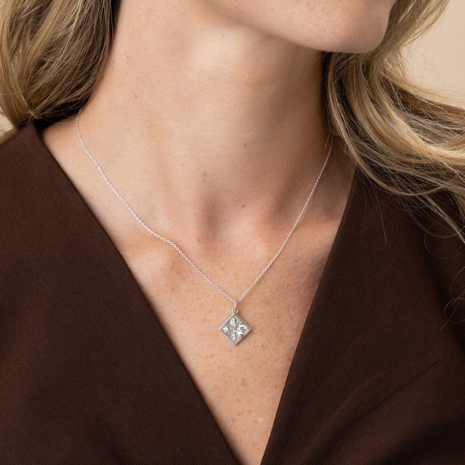 Laura Ashley Mr Jones Mother of Pearl Inlay Necklace N4800