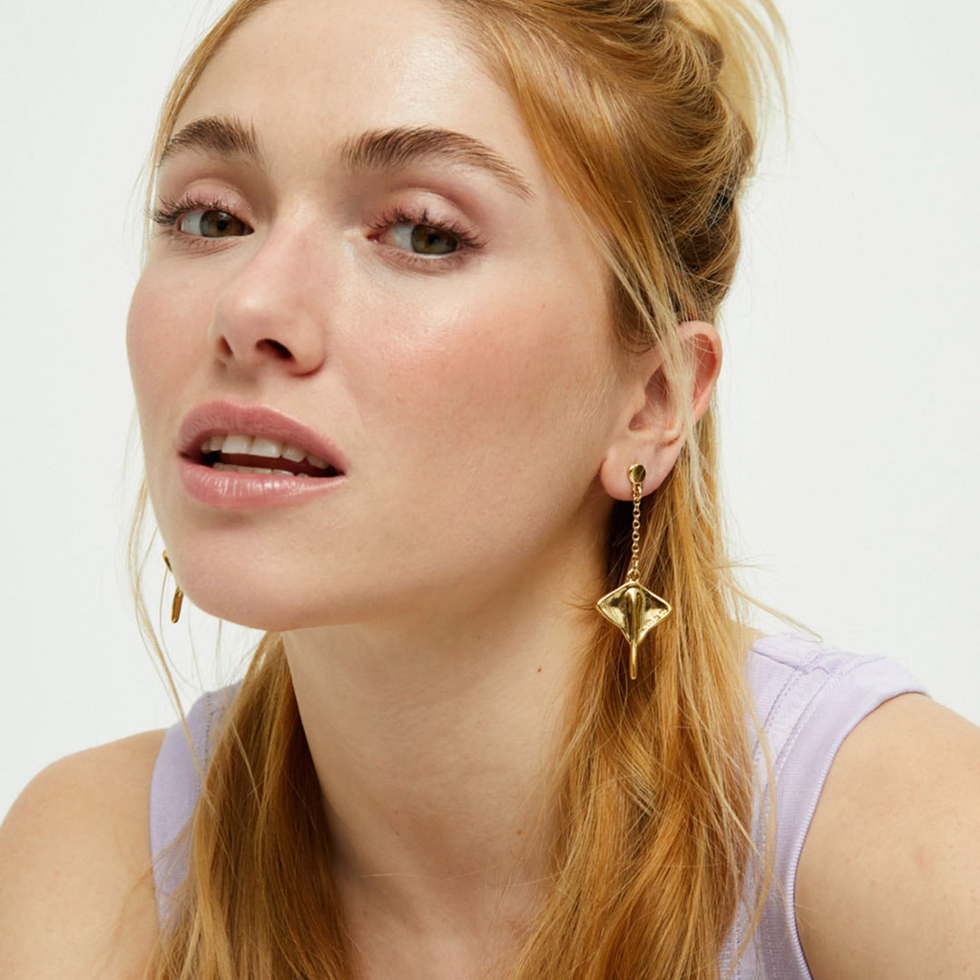 Metal Alloy 18K Gold Plated Long Chain Stingray Earrings PEN1009ORO000
