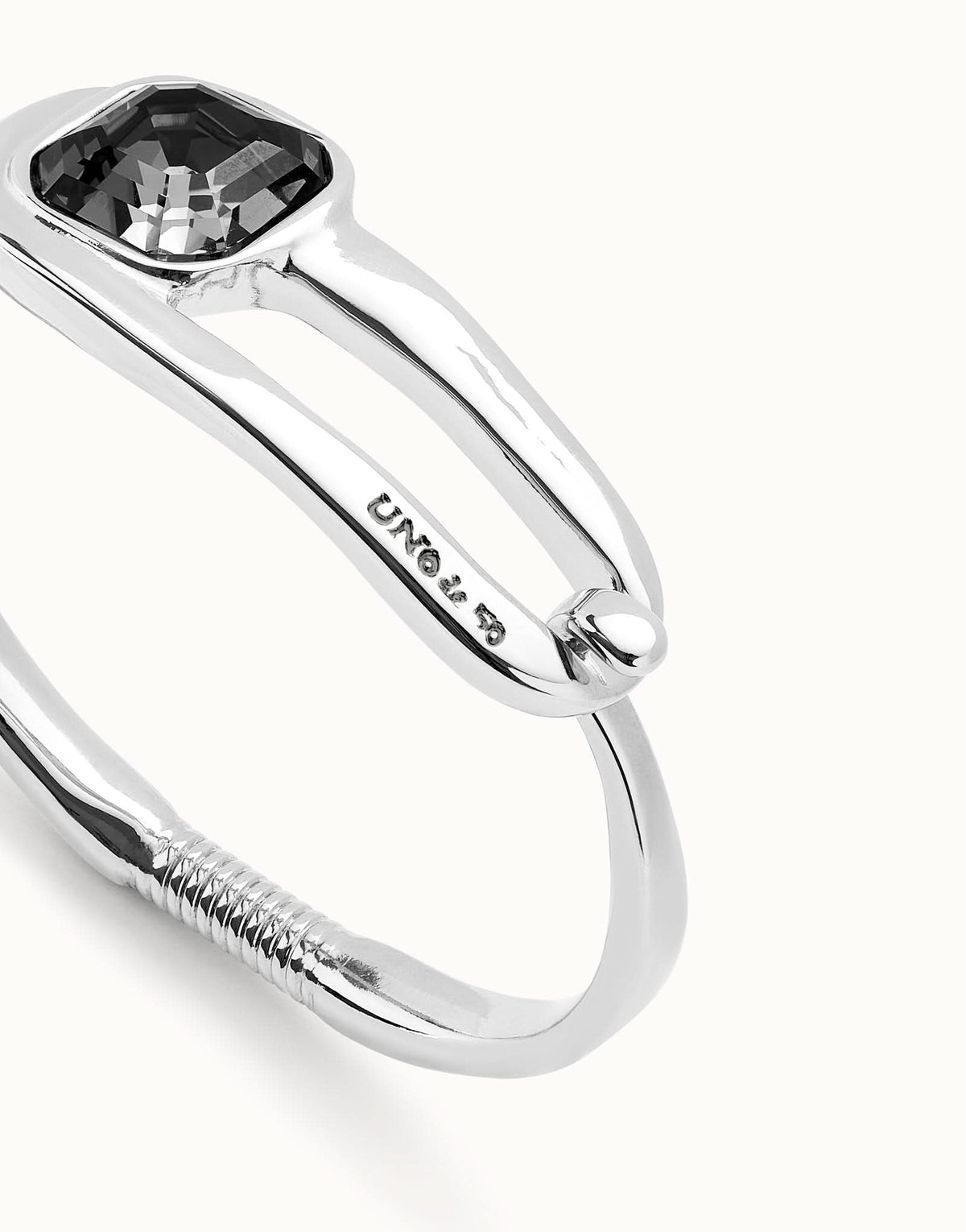 The Sterling Silver Plated Ser Expresiva Black Bangle Bracelet PUL2512NGRMTL0 displayed elegantly, emphasizing its contemporary style and luxurious artisan details, the perfect bangle for expressing individuality.