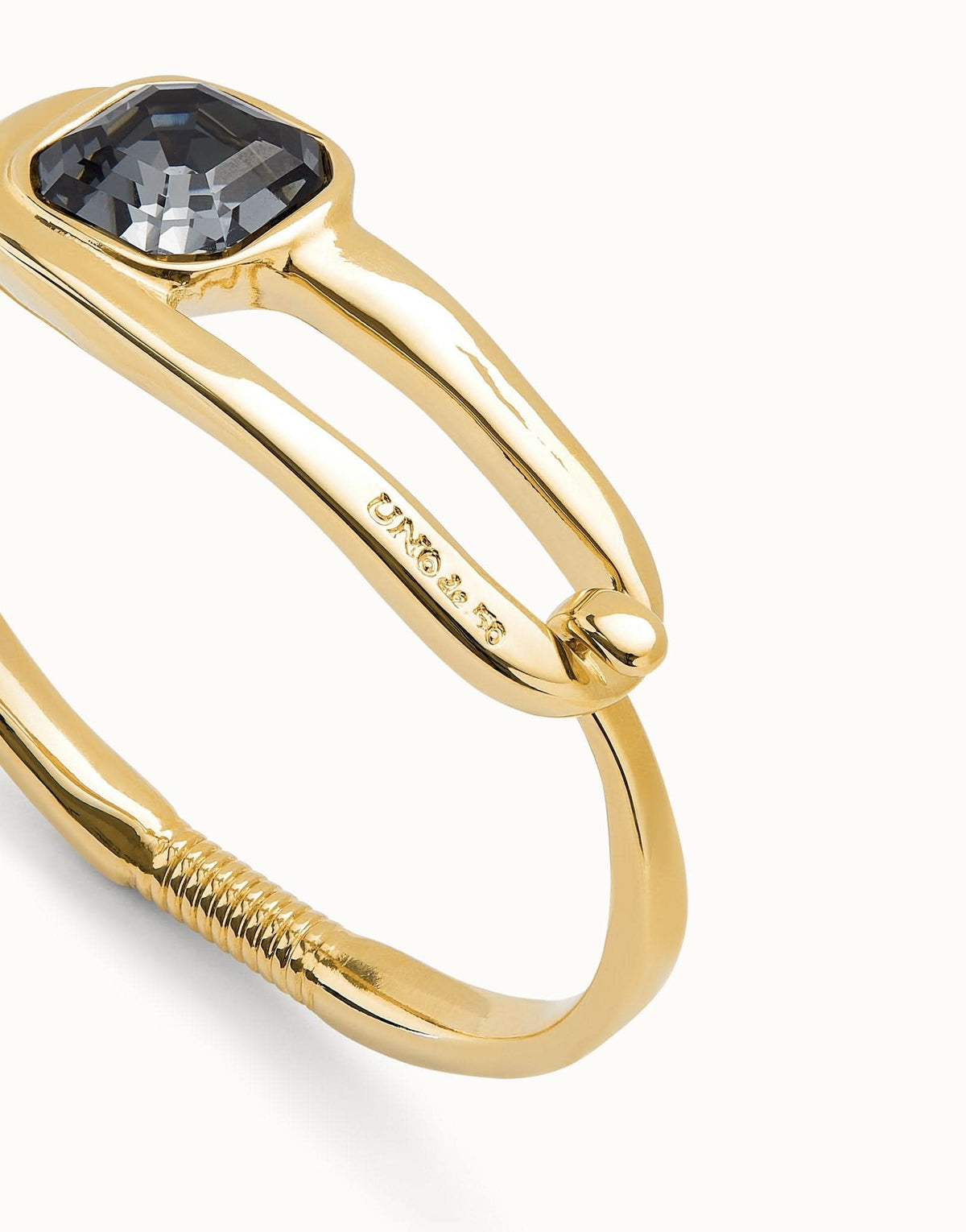 Stunning 18k Gold Plated Ser Expresiva Black Bangle Bracelet PUL2512NGRORO0, a perfect blend of contemporary style and traditional craftsmanship.
