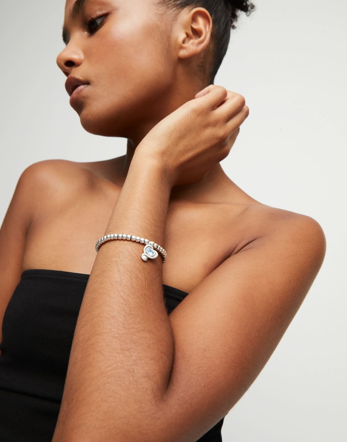 Chic presentation of the Sterling Silver Plated Ser Expresiva Blue Bracelet PUL2514AZCMTL0, emphasizing its bold personality and exquisite craftsmanship.