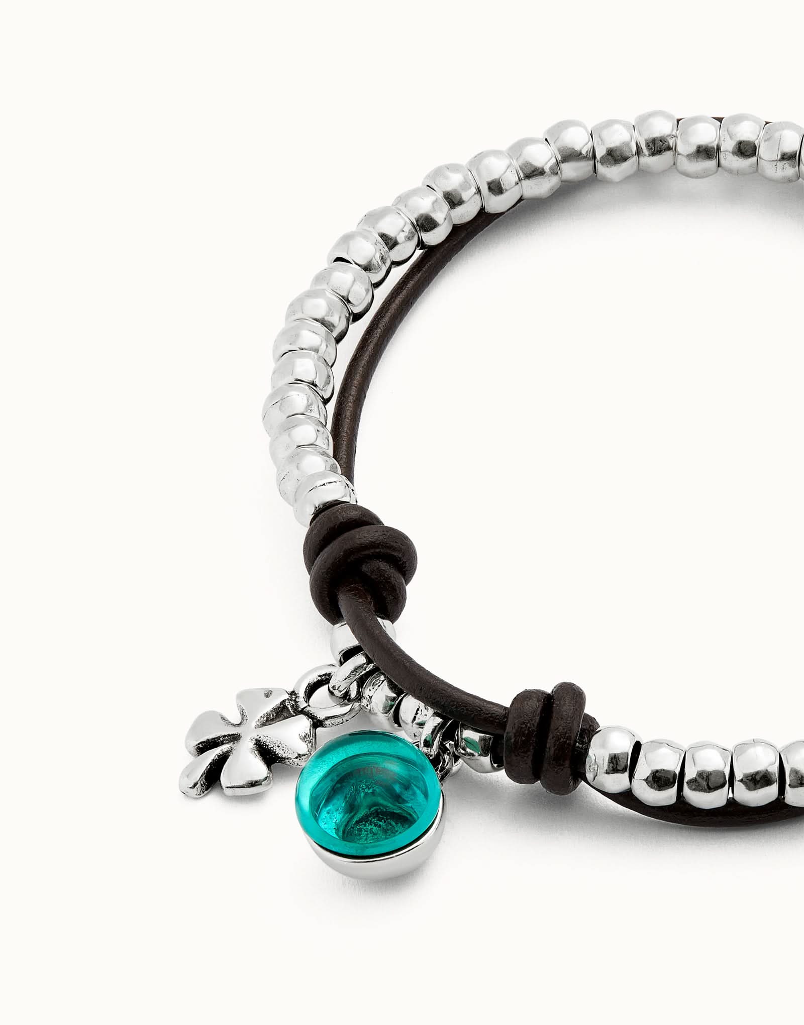 Stunning close-up of the Sterling Silver Plated Ser Fascinante Green Bracelet PUL2529VRDMTL0, highlighting the intricate design and luxurious materials.