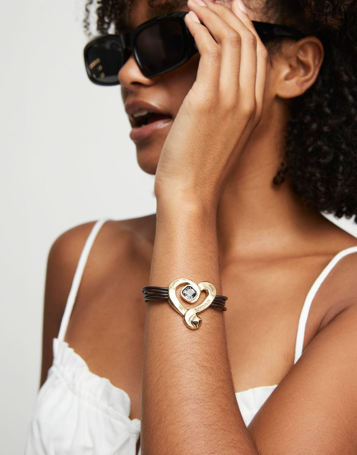 Distinctive 18k Gold Sterling Silver Plated Ser Expresiva Black Bracelet, a perfect accessory for those seeking a unique and artistic statement in jewelry.
