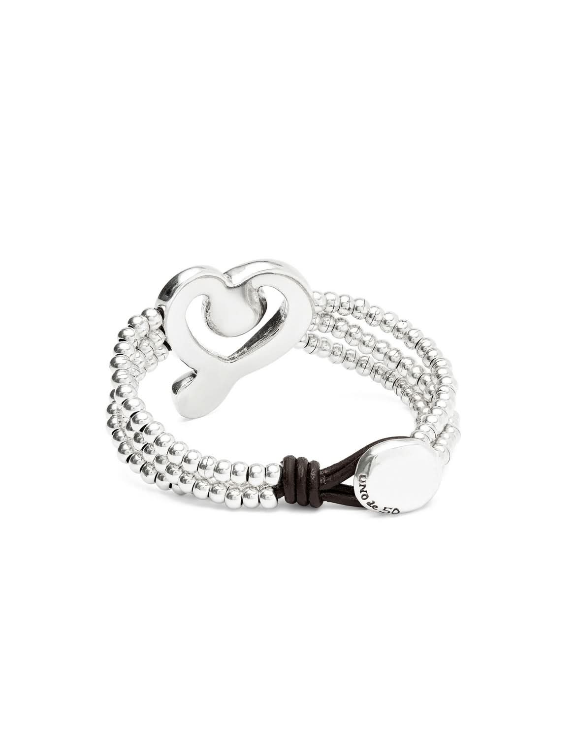 Model wearing the Sterling Silver Plated Ser Expresiva Blue Bracelet PUL2543AZOMTL0, illustrating its chic design and versatility as a luxurious fashion statement.