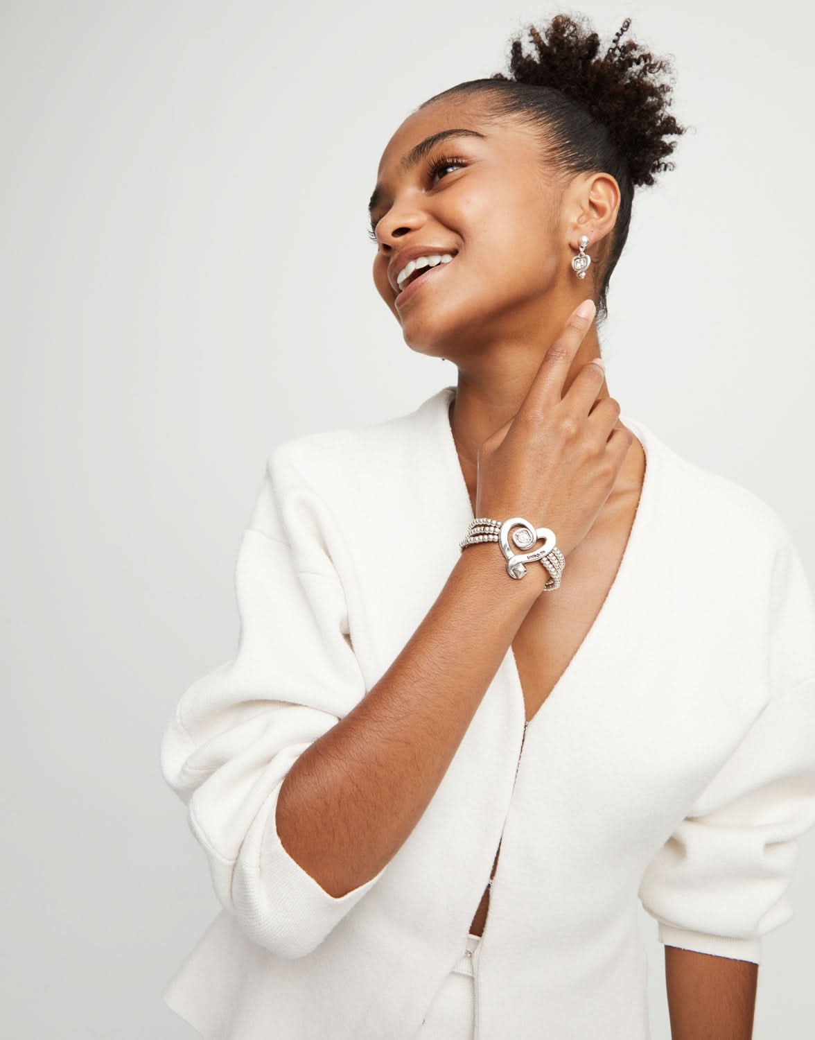 Chic and stylish presentation of the Sterling Silver Plated Ser Expresiva White Bracelet PUL2543CRSMTL0, highlighting its distinctive design and luxurious materials, a statement bracelet for those who embrace originality.