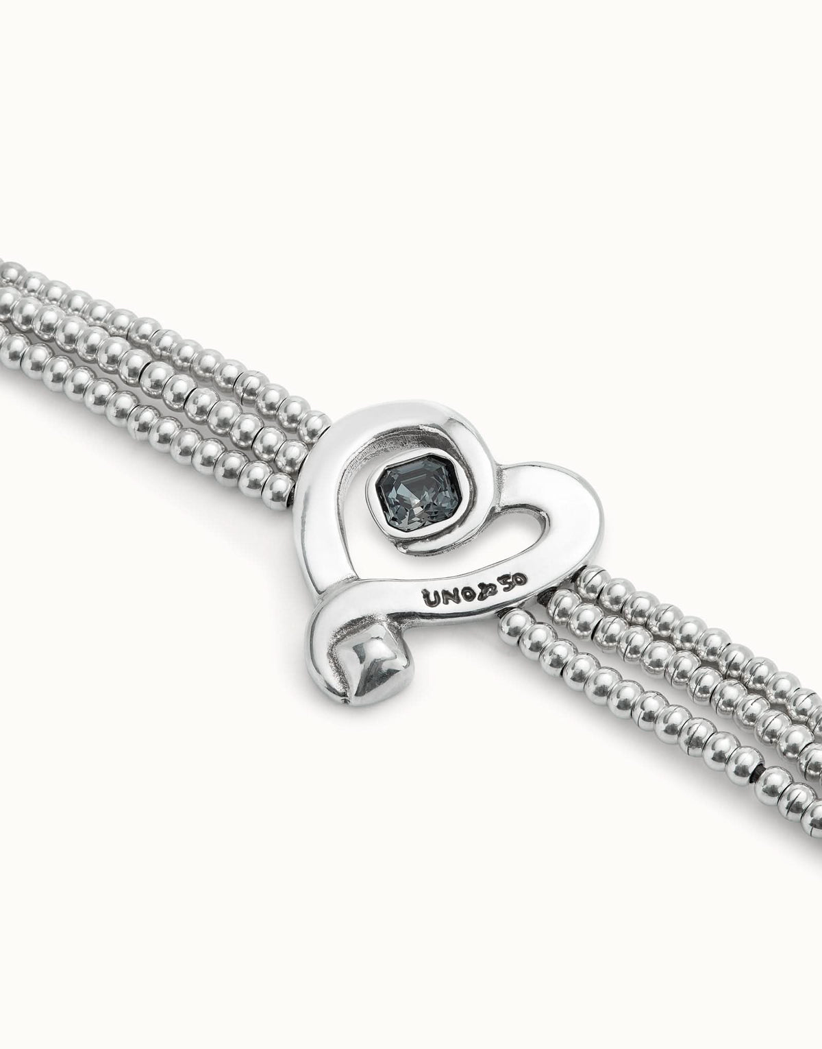 Close-up of the Sterling Silver Plated Ser Expresiva Black Bracelet, highlighting the exquisite quality and lavish materials used in this elegant bracelet.