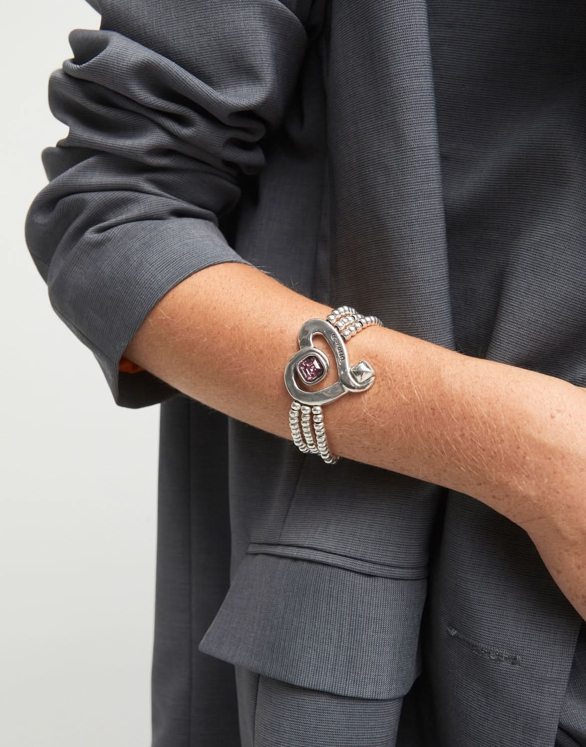 Chic and artistic Sterling Silver Plated Ser Expresiva Pink Bracelet PUL2543RSAMTL0, characterized by its exquisite workmanship and vibrant colors, embodying a luxurious bracelet for individualistic style.