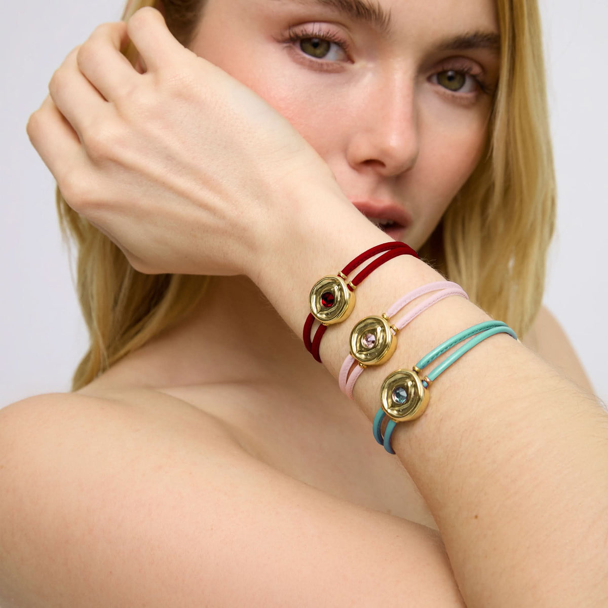 Double Red Leather Metal Alloy Eye Detail Pleated Gold 18K Crystal Bracelet PUL2601ROJORO0M