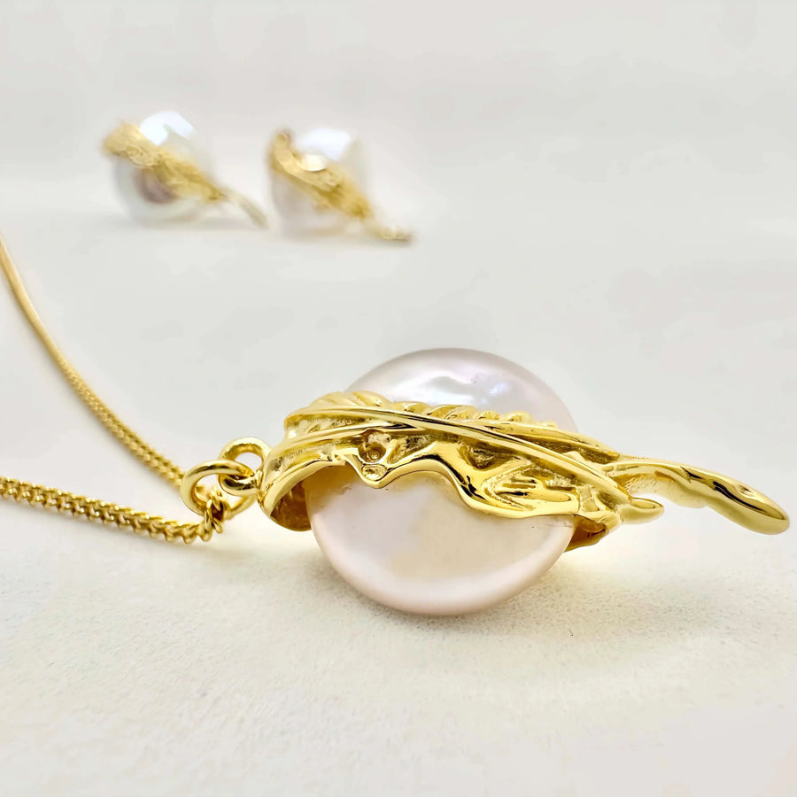 Angel Wings Button Baroque Pearl necklace