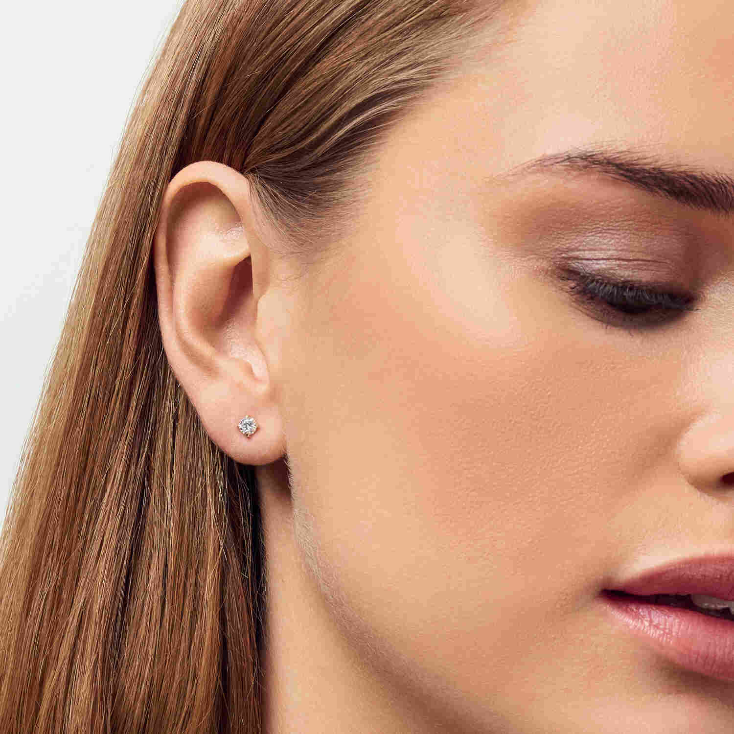 Close-up of the 14k Yellow Gold Venice Medio Diamond Earrings SJ-E2502-WD-YG on a model, enhancing her elegant look.