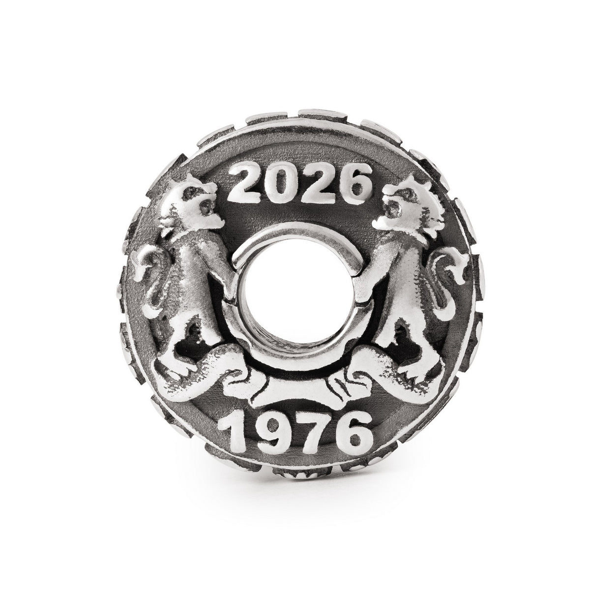 Metallic disc with '2026' and '1976' text, featuring a central circular cutout on a white background.