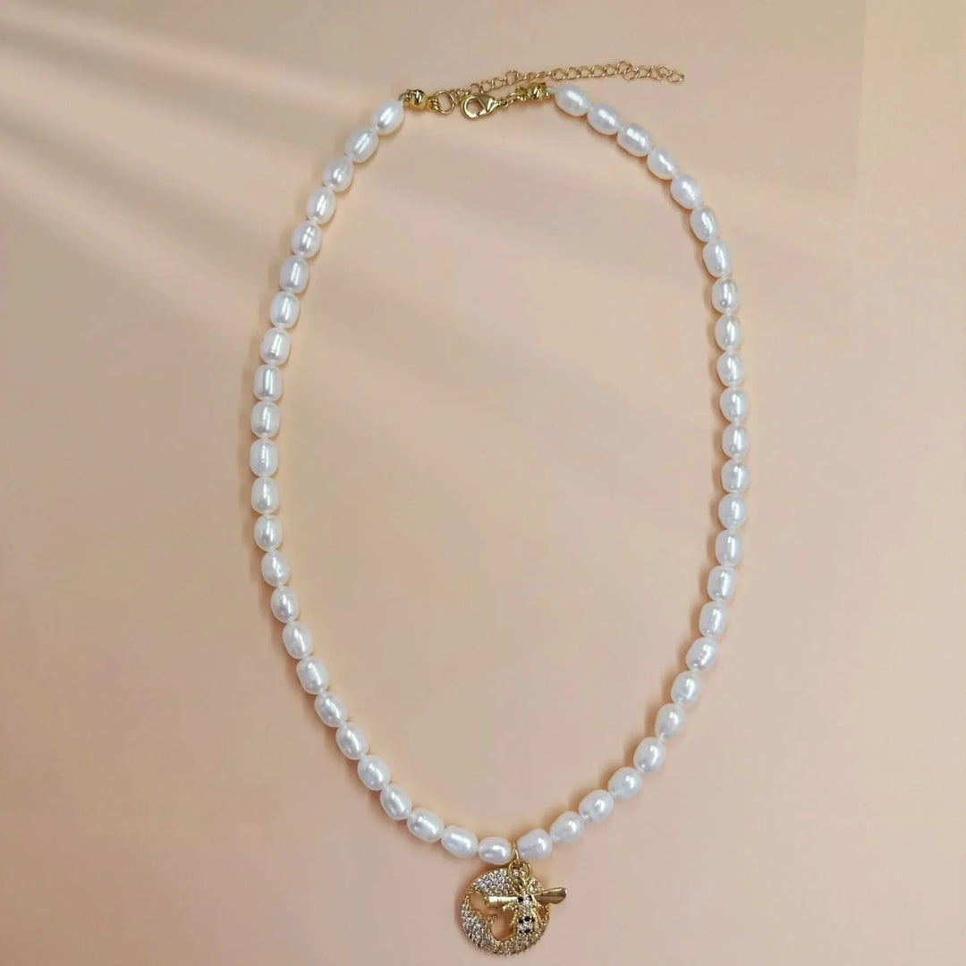 Seeds Pearl Choker Necklace with Bee Pendant
