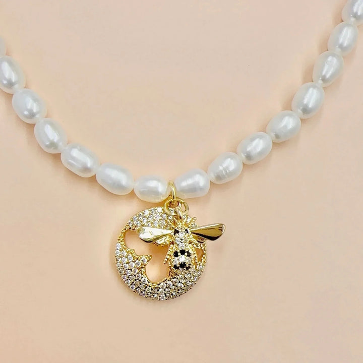 Seeds Pearl Choker Necklace with Bee Pendant