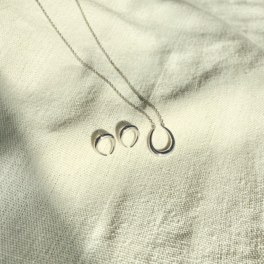 Horseshoe style necklace