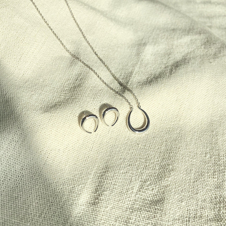 Horseshoe style necklace-1