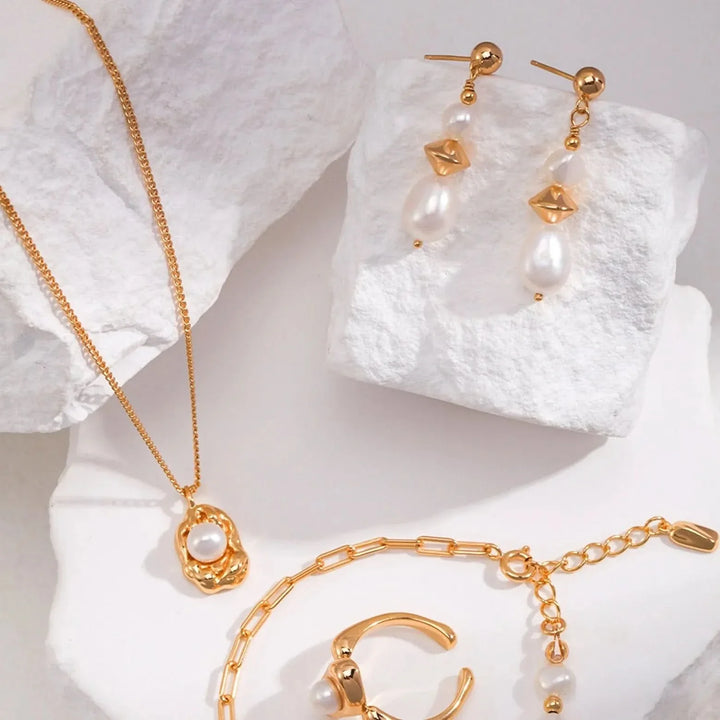 Pearl Pendant Necklace Features a Lava Design