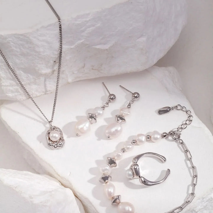 Pearl Pendant Necklace Features a Lava Design